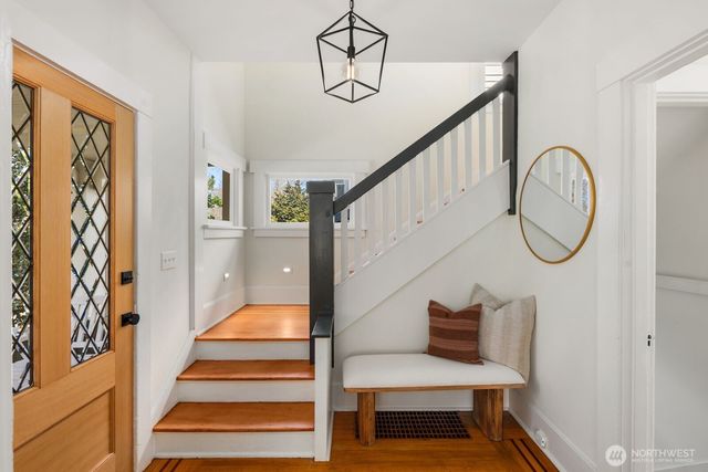 2556 10th Avenue W, Seattle, WA 98119