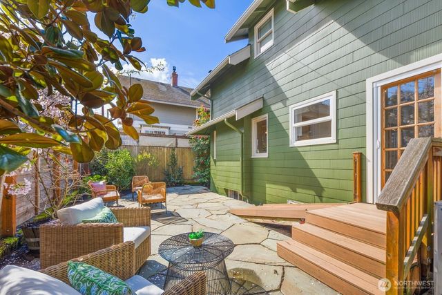 2556 10th Avenue W, Seattle, WA 98119