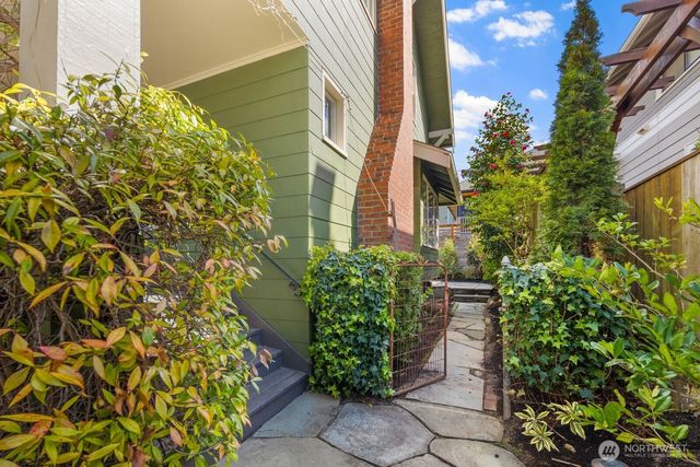 2556 10th Avenue W, Seattle, WA 98119