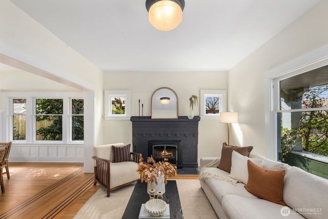 2556 10th Avenue W, Seattle, WA 98119