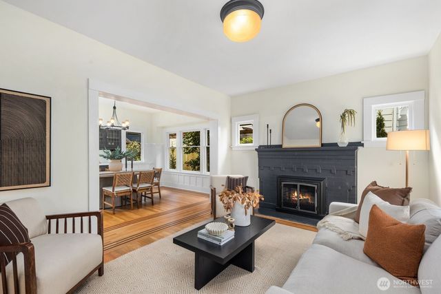 2556 10th Avenue W, Seattle, WA 98119