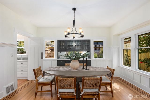 2556 10th Avenue W, Seattle, WA 98119