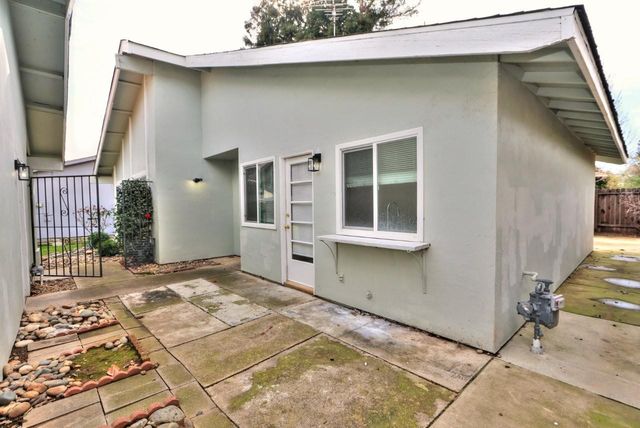 9385 MIRA DEL RIO Dr, Sacramento, CA 95827