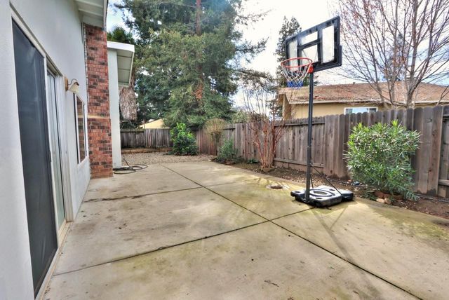 9385 MIRA DEL RIO Dr, Sacramento, CA 95827