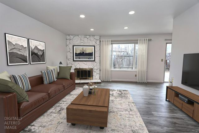 9385 MIRA DEL RIO Dr, Sacramento, CA 95827