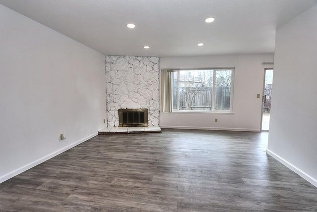 9385 MIRA DEL RIO Dr, Sacramento, CA 95827