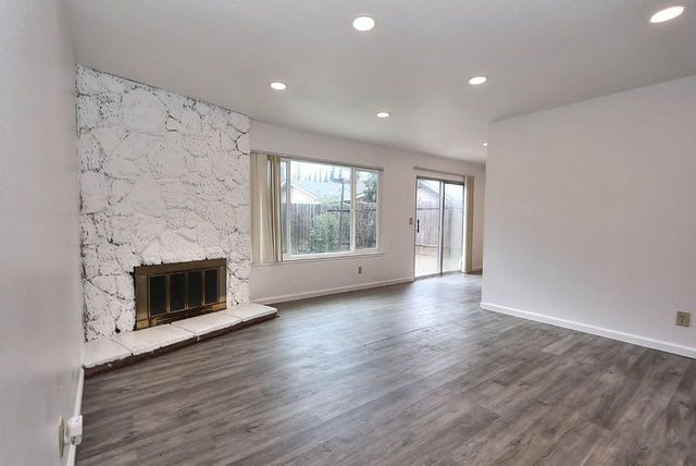 9385 MIRA DEL RIO Dr, Sacramento, CA 95827