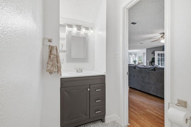 4020 Grassland LN, Kyle, TX 78640