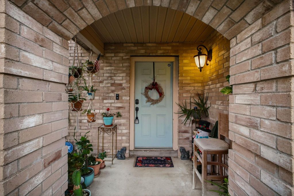 4020 Grassland LN, Kyle, TX 78640