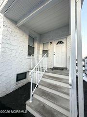 55 Cutters Dock Road B, Woodbridge, NJ 07095