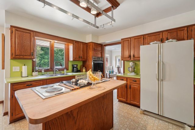 890 E Romeo Road, Oakland Twp, MI 48363