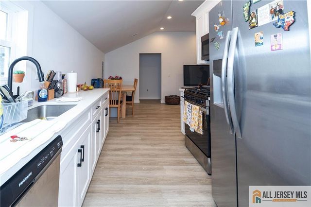 27 S 2nd Street, Fords, NJ 08863