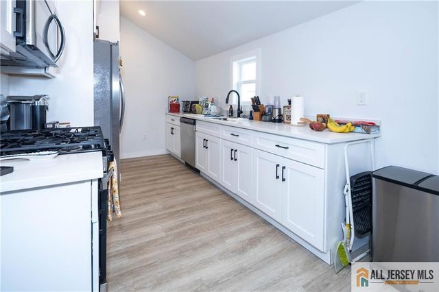 27 S 2nd Street, Fords, NJ 08863