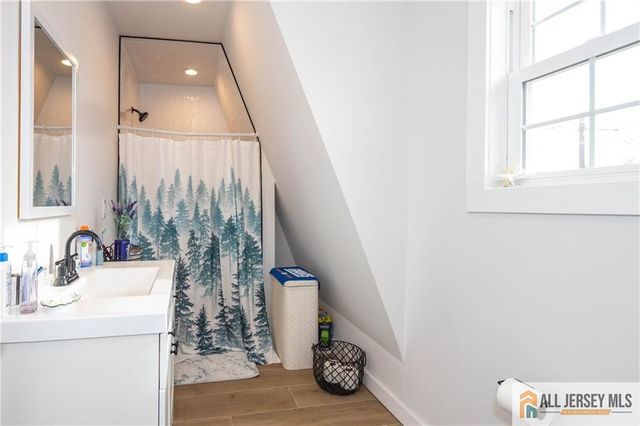 27 S 2nd Street, Fords, NJ 08863