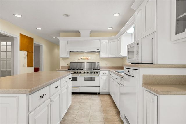 208 Oak Hollow Court, Seneca, SC 29672