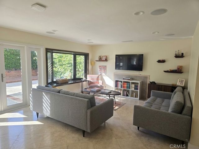 1 Whispering Wind, Irvine, CA 92614
