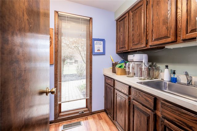 7 Bay Colony Drive, Pittsford, NY 14534