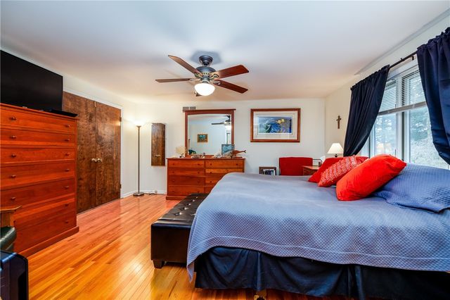 7 Bay Colony Drive, Pittsford, NY 14534