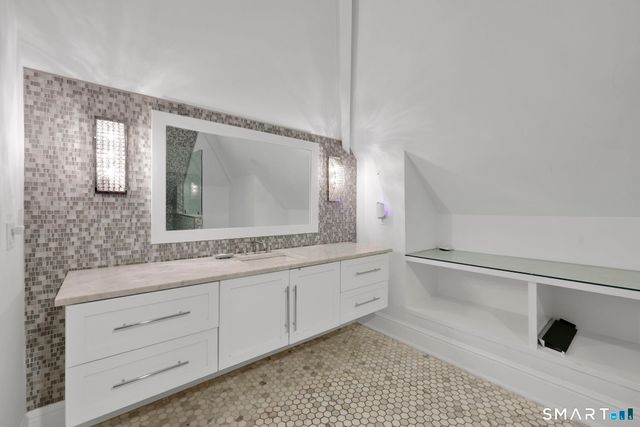 14 Robkins Road, Avon, CT 06001