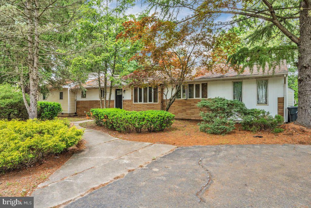 3 SOUTHGATE DR, Voorhees, NJ 08043