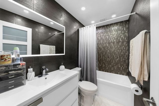 264 N Southport Road, Mundelein, IL 60060