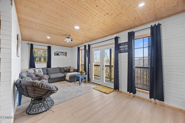 207 Buena Vista Drive, Pigeon Forge, TN 37876