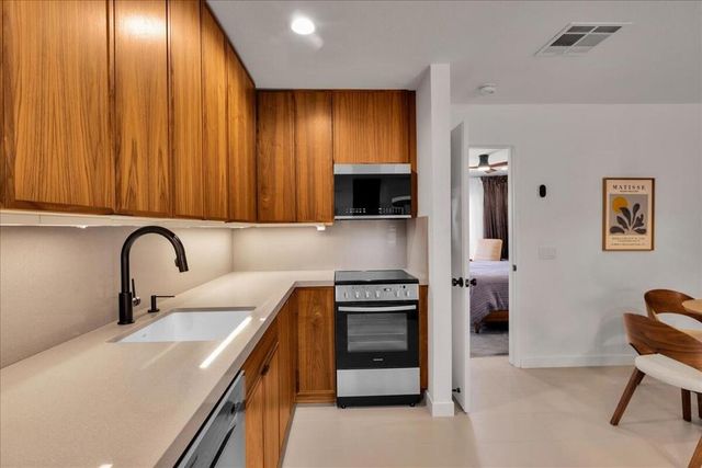 470 S Calle Encilia B14, Palm Springs, CA 92262