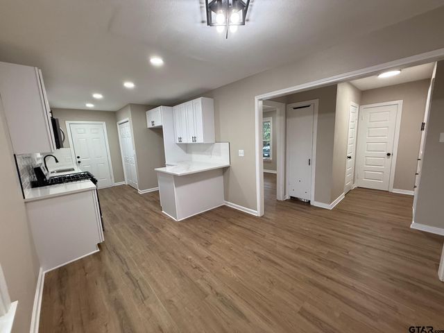 1506 N Summit Ave, Tyler, TX 75702