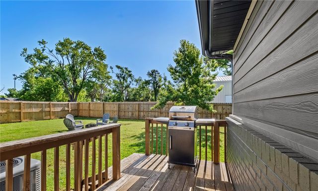 802 NW J Street, Bentonville, AR 72712
