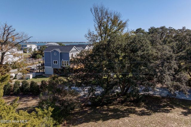 207 Moores Landing Ext, Hampstead, NC 28443