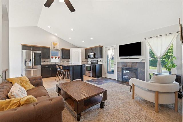 4822 SPRING Circle, Council Bluffs, IA 51503