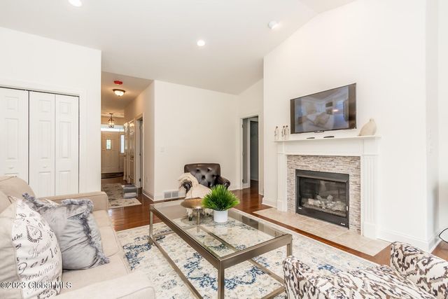 77 Lakepointe Way, Stillwater, NY 12866