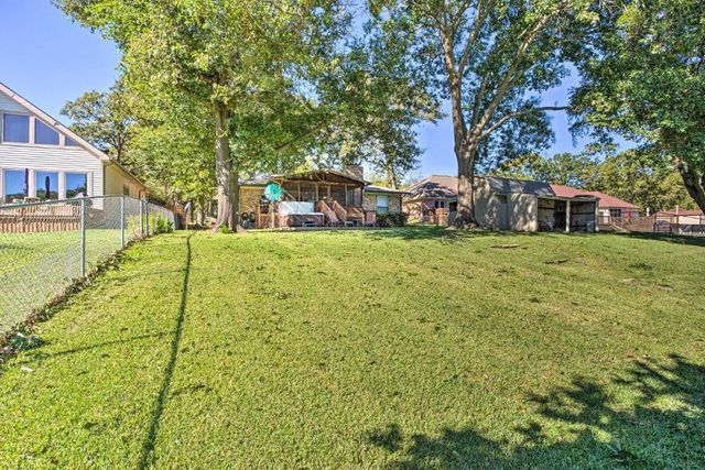 108 Camino Robles Street, Gun Barrel City, TX 75156