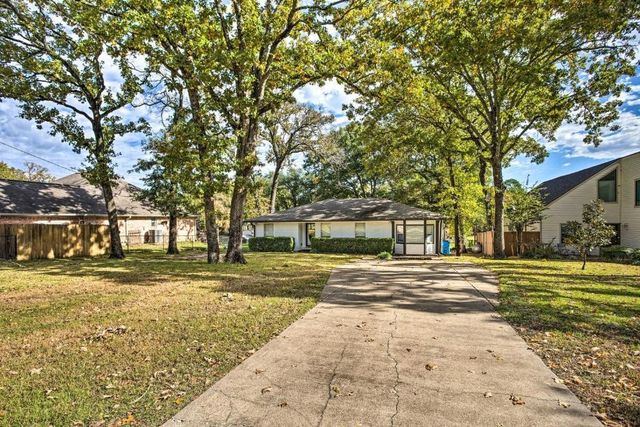 108 Camino Robles Street, Gun Barrel City, TX 75156