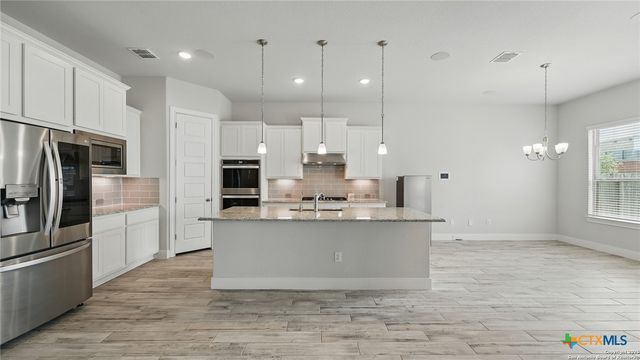 1606 FOLK VICTORIAN, New Braunfels, TX 78132