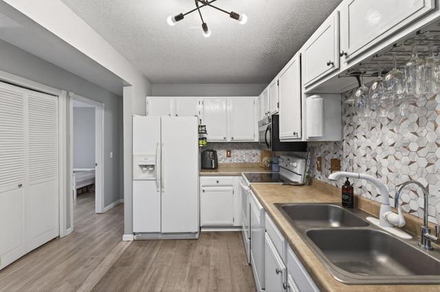 841 Evergreen Circle, Burnsville, MN 55337