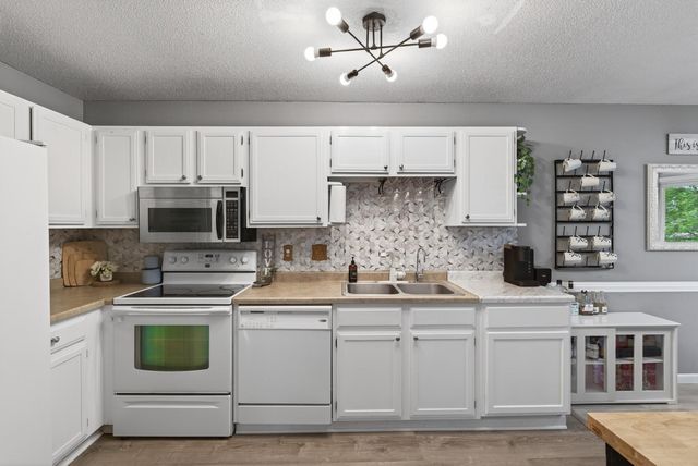 841 Evergreen Circle, Burnsville, MN 55337