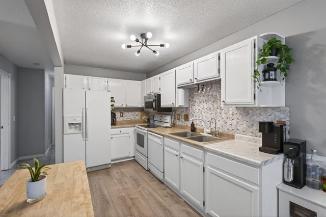 841 Evergreen Circle, Burnsville, MN 55337