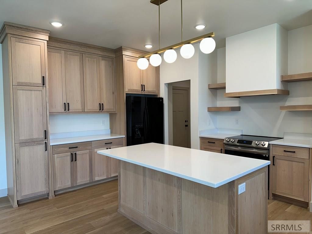 Image 3 of property listing at 733 Rustic Road, Pocatello, ID 83201