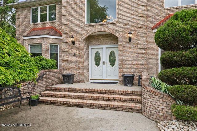 5 Martin Court, Manalapan, NJ 07726
