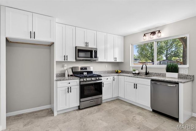 390 Versailles Drive, Florissant, MO 63031