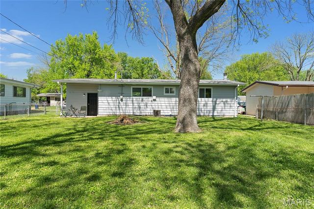 390 Versailles Drive, Florissant, MO 63031