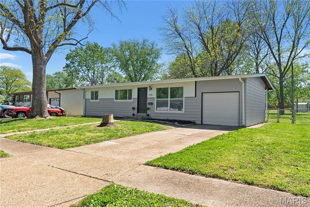 390 Versailles Drive, Florissant, MO 63031