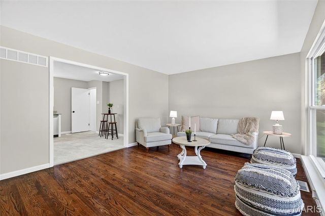 390 Versailles Drive, Florissant, MO 63031