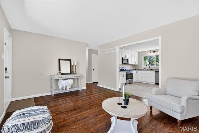 390 Versailles Drive, Florissant, MO 63031