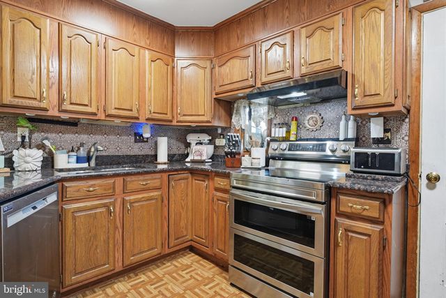 1 MEADOW LN, Levittown, PA 19054