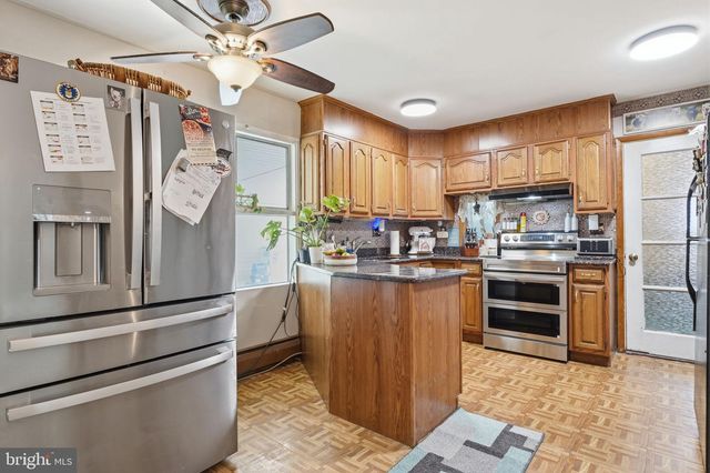 1 MEADOW LN, Levittown, PA 19054