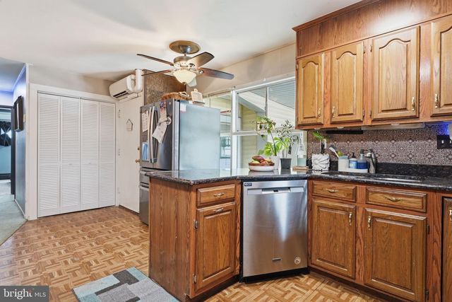 1 MEADOW LN, Levittown, PA 19054