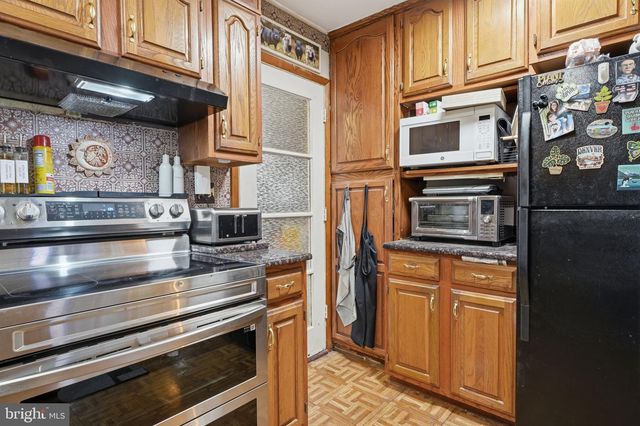1 MEADOW LN, Levittown, PA 19054