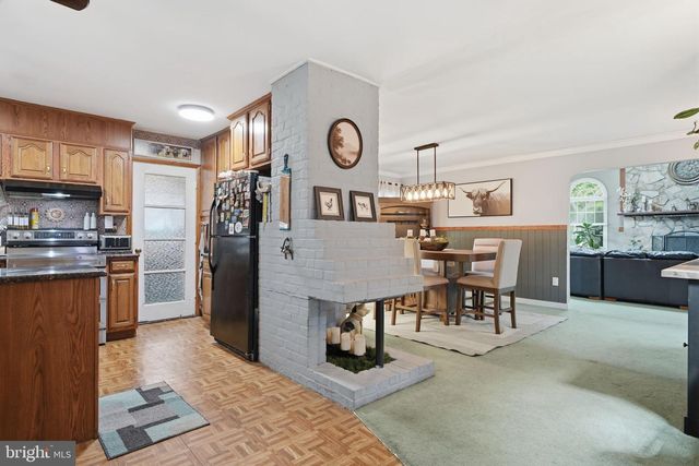 1 MEADOW LN, Levittown, PA 19054